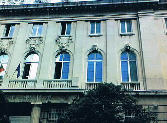 Тогавашната Френско-Белгийска Банка на Балканите и сградата в наши дни